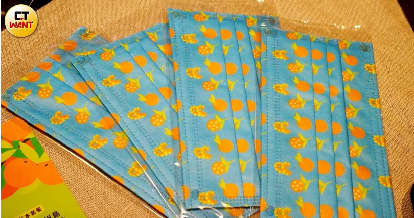 點「濟州海陸饗宴四⼈套餐」還送可愛的限量濟洲島海島風口罩4片。
